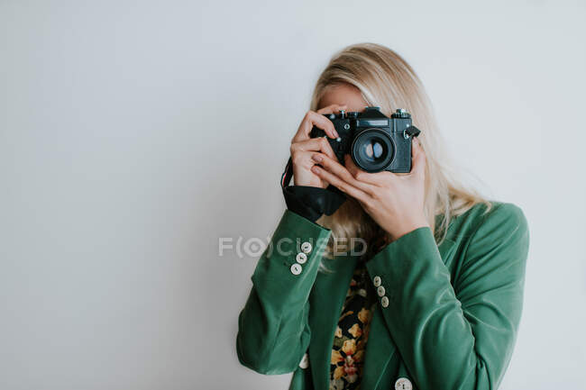 Woman taking photo with vintage film camera — Stock Photo