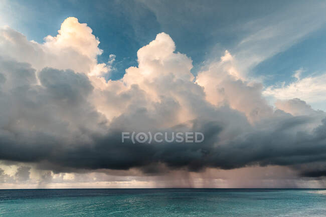 Тропічний шторм над океаном, Мальдіви. — стокове фото
