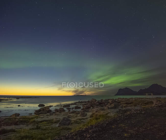 Luces boreales sobre Haukland Beach, Lofoten, Nordland, Noruega - foto de stock