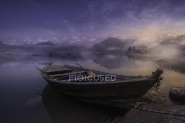 Bateau à rames sur un lac dans la brume, Italie — Photo de stock