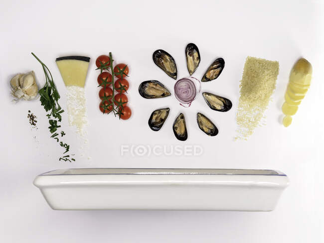 Інгредієнти для традиційної страви Apulia tiella з рисом, мідіями та картоплею. — стокове фото