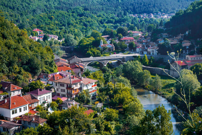 Puente del Rey (Puente de Piedra) sobre el río Yantra, Veliko Tarnovo, Bulgaria - foto de stock