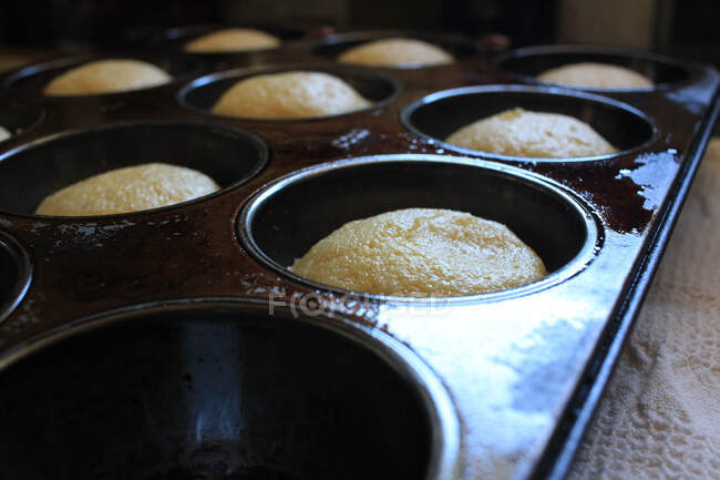 Muffins de maïs fraîchement cuits dans un plateau à muffins — Photo de stock