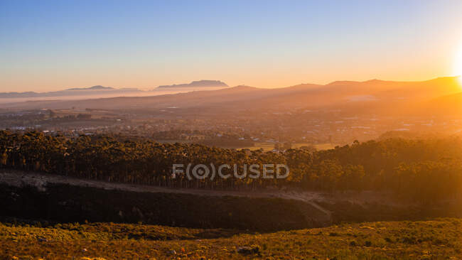 Paisaje rural al atardecer, Stellenbosch, Western Cape, Sudáfrica - foto de stock