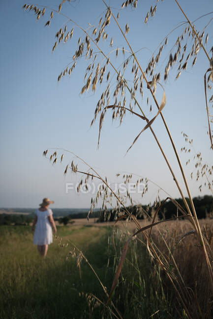 Femme marchant dans un paysage rural, France — Photo de stock