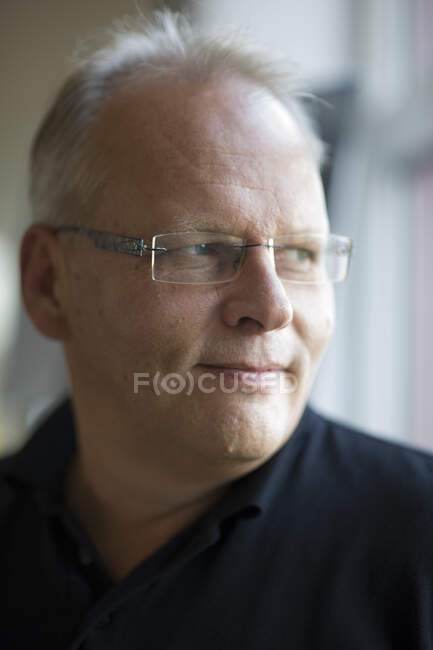 Retrato de um homem sorridente vestindo óculos — Fotografia de Stock