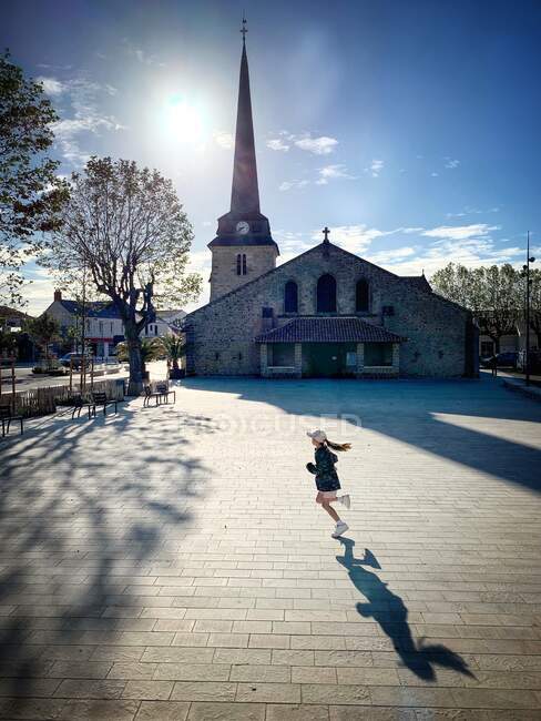 Menina que passa por uma igreja, Saint Jean de Monts, Vendee, França — Fotografia de Stock