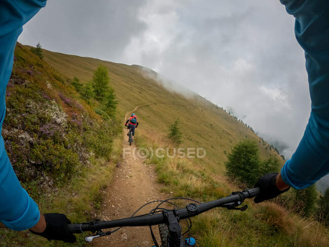 Dos personas en bicicleta de montaña cerca de Kals am Grossglockner, Lienz, Tirol, Austria - foto de stock