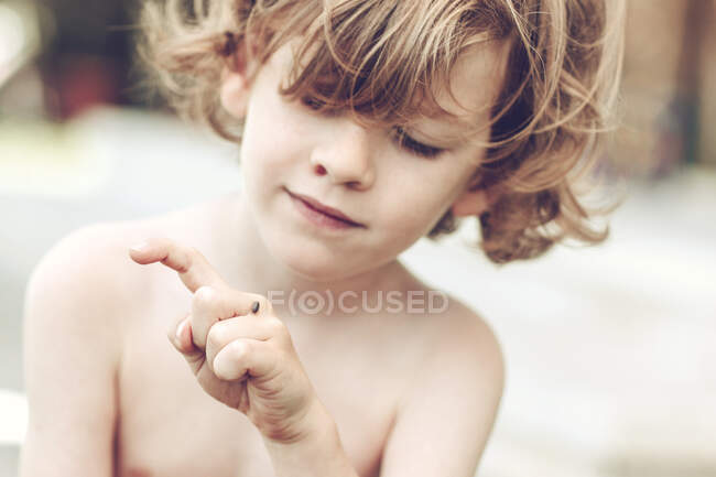 Insecte cochenille rampant sur la main d'un garçon — Photo de stock