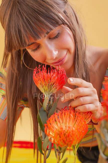 Portrait d'une femme sentant les fleurs — Photo de stock