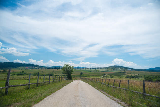 Дорога через сільський краєвид, Боснія і Герцеговина. — стокове фото