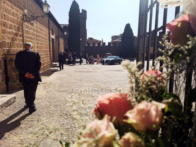 Sposa che arriva in una chiesa per il suo matrimonio, Roma, Lazio, Italia — Foto stock