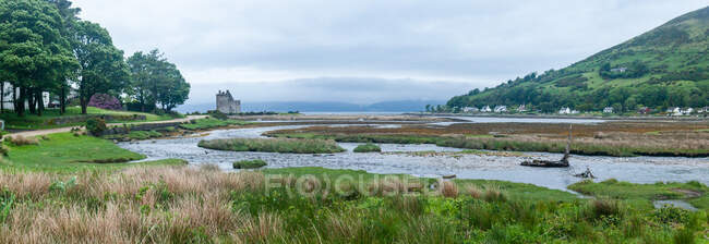 Castle ruin and Inlet at Lochranza, Isle of Arran, Scotland, United Kingdom — Stock Photo