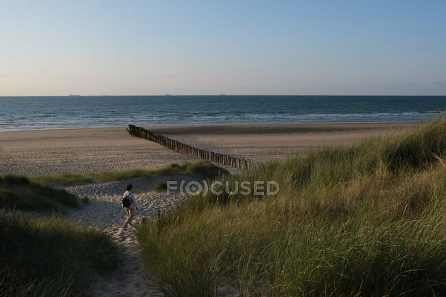 Жінка йде по пляжу, Блеріот Біч, Пас-де-Кале, Франція. — стокове фото