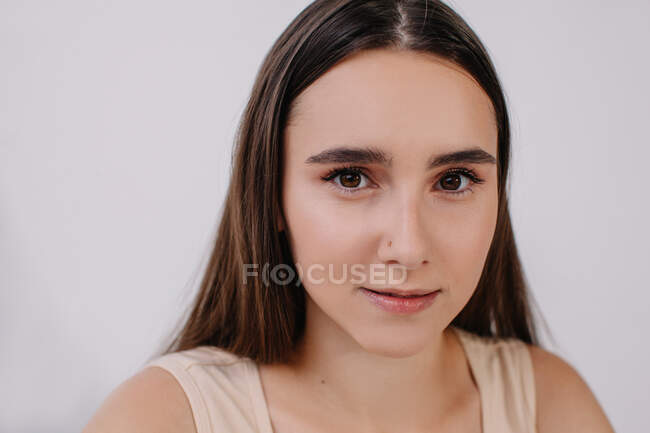 Retrato de una mujer hermosa con un piercing en la nariz - foto de stock