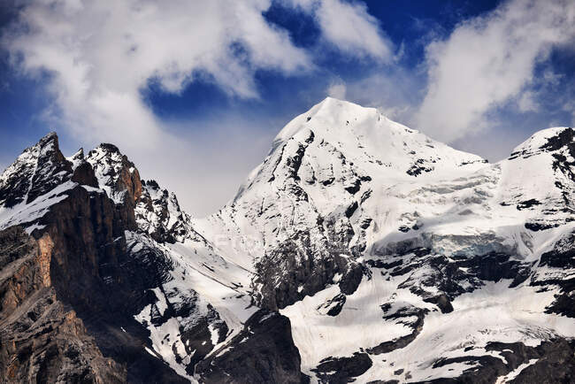 Picos de montaña, Alpes suizos, Suiza - foto de stock