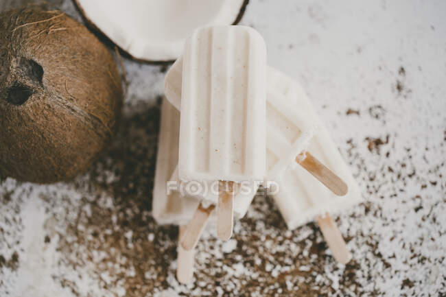 Cinq glaces au yaourt à la noix de coco sur une table — Photo de stock