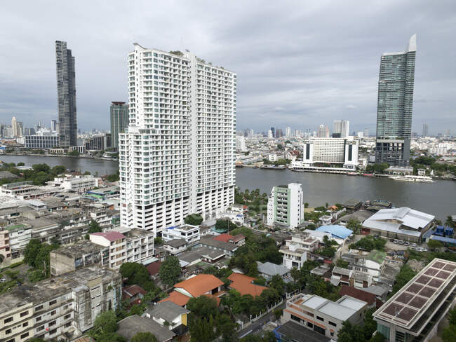 Skyline der Stadt und der Fluss Chao Phraya, Bangkok, Thailand — Stockfoto