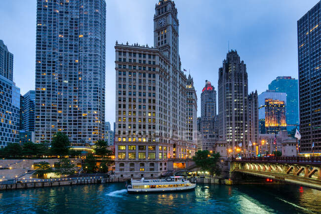 Paisaje urbano al atardecer, Chicago, Illinois, Estados Unidos - foto de stock