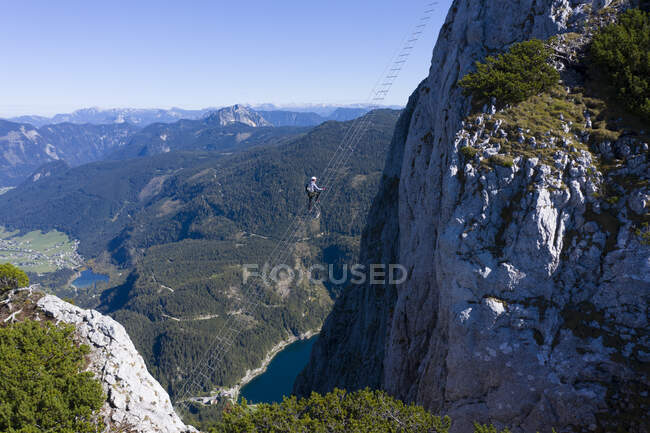 Woman climbing up a via ferrata, Gosau, Gmunden, Upper Austria, Austria — Fotografia de Stock