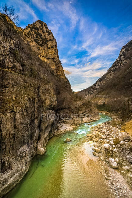 Río que corre a través de una garganta de montaña, Furlo Pass, Marche, Italia - foto de stock