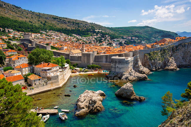 Cidade Velha Murada de Dubrovnik e do Mar Adriático, Croácia — Fotografia de Stock