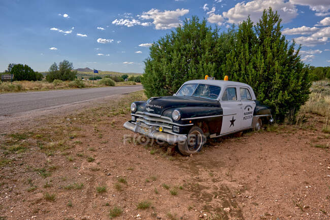 Old Police Car at Grand Canyon Caucks, Peach Springs, Mile Marker 115, Arizona, United States — стоковое фото