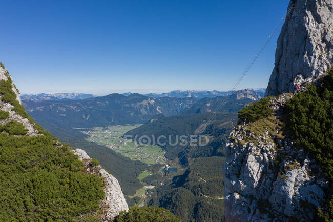 Mann beobachtet Frau beim Klettersteig-Aufstieg, Gosau, Gmunden, Oberösterreich, Österreich — Stockfoto