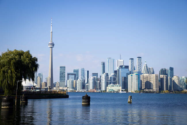 Ciudad skyline con CN Tower, Toronto, Ontario, Canadá - foto de stock