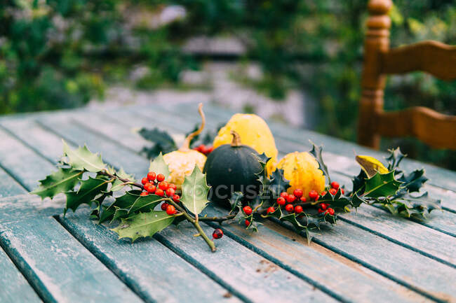 Peça de centro de Natal na mesa de madeira no jardim — Fotografia de Stock