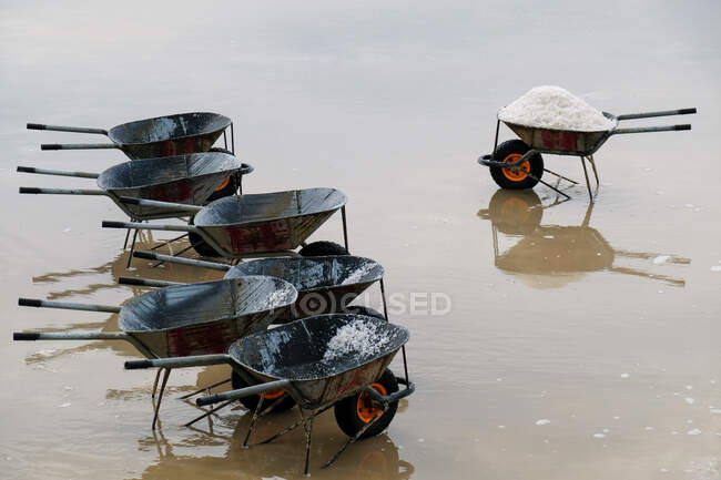 Wheelbarrows in Hon Khoi Salt fields, Nha Trang, Khanh Hoa Province, В'єтнам — стокове фото