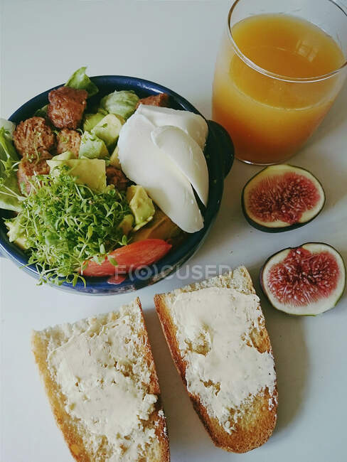 Caprese Salat, Brot, Feigen und Orangensaft — Stockfoto