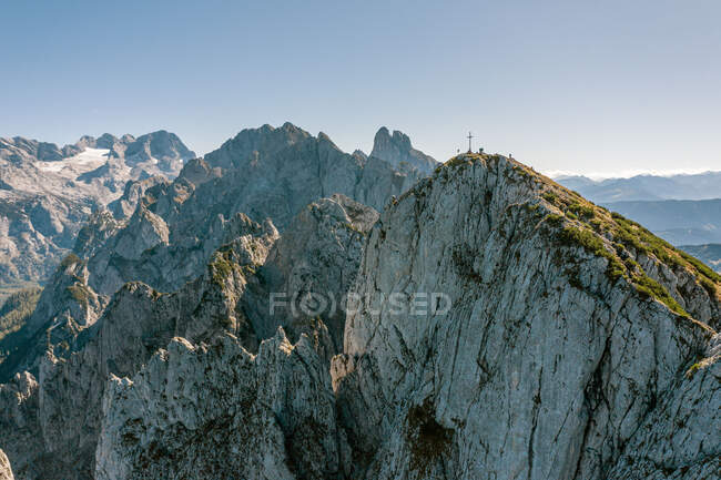 Alpinistas em pé no topo do pico da montanha, Gosau, Gmunden, Alta Áustria, Áustria — Fotografia de Stock