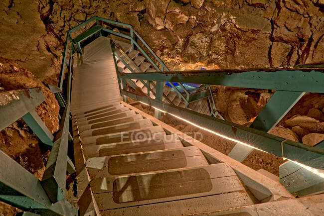 Old Stairway in the Grand Canyon Caverns, Peach Springs, Mile Marker 115, Arizona, Estados Unidos - foto de stock