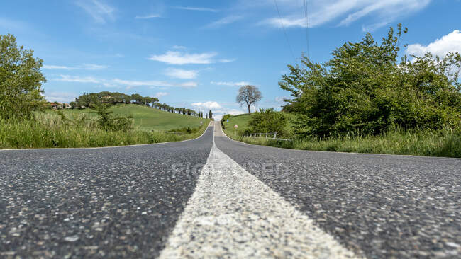 Дорога через сельский пейзаж, Тоскана, Италия — стоковое фото