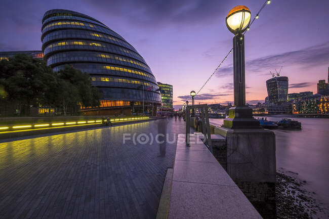 City Hall at sunset, Londres, Inglaterra, Reino Unido - foto de stock