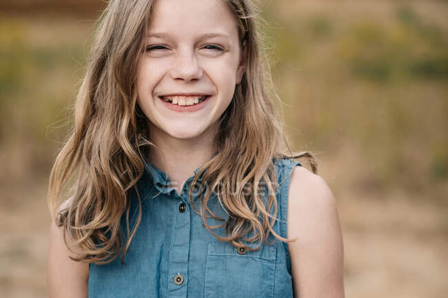 Портрет улыбающейся девушки с длинными волосами, Нидерланды — стоковое фото