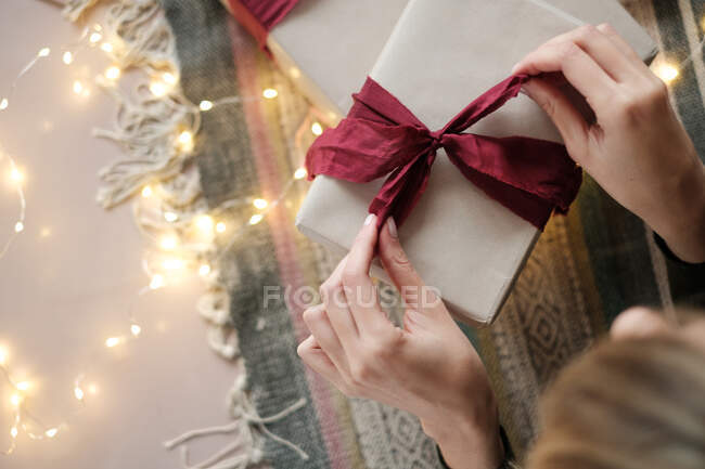 Overhead view of a Woman wrapping Christmas gifts — Stock Photo
