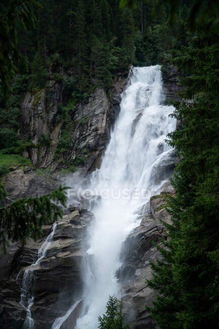Primer plano de las cascadas de Krimml, Parque Nacional del Alto Tauern, Salzburgo, Austria - foto de stock