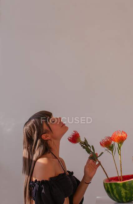 Retrato de uma mulher segurando uma flor de protea — Fotografia de Stock