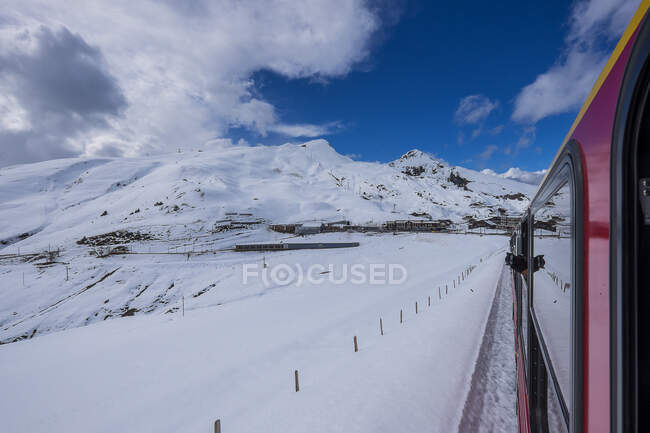 Tren que conduce hacia Jungfraujoch, Alpes berneses, Suiza - foto de stock