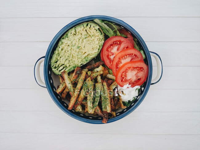 Patatine fritte con avocado, lattuga e pomodori — Foto stock