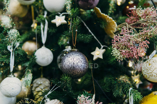 Primo piano di decorazioni su un albero di Natale — Foto stock