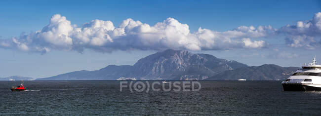Boats sailing in Strait of Gibraltar with Jebel Musa Mountain in the background, Morocco — Stock Photo