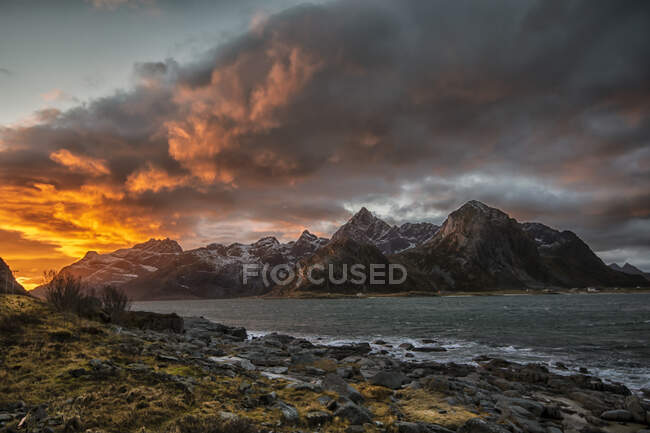 Puesta de sol sobre el paisaje de montaña, Lofoten, Nordland, Noruega - foto de stock
