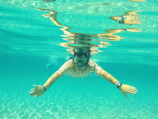 Homem nadando subaquático no oceano, Menorca, Espanha — Fotografia de Stock