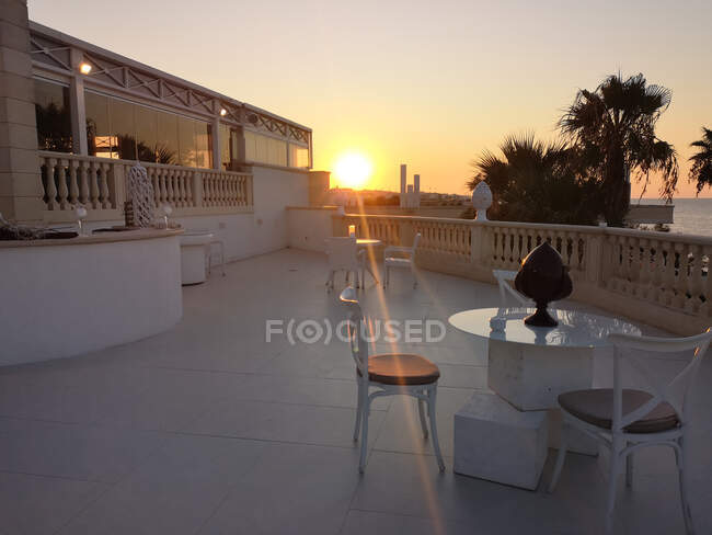 Hotelterrasse bei Sonnenuntergang, Apulien, Italien — Stockfoto