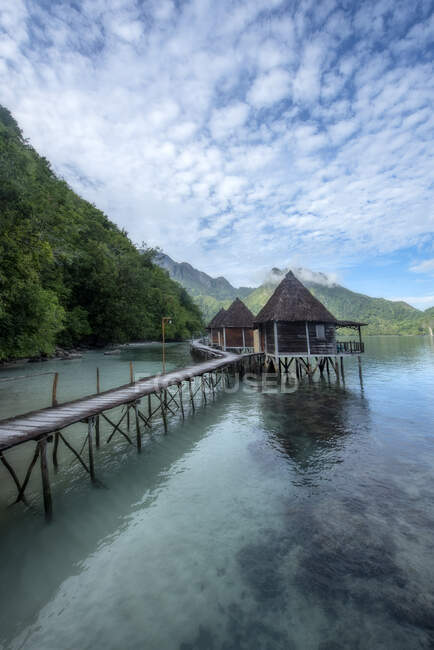 Edifici in legno su Ora Beach, Seram, Isole Maluku, Indonesia — Foto stock