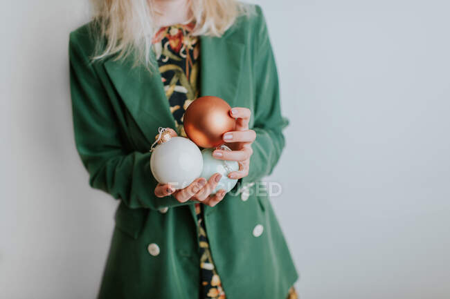 Femme tenant trois boules de Noël — Photo de stock