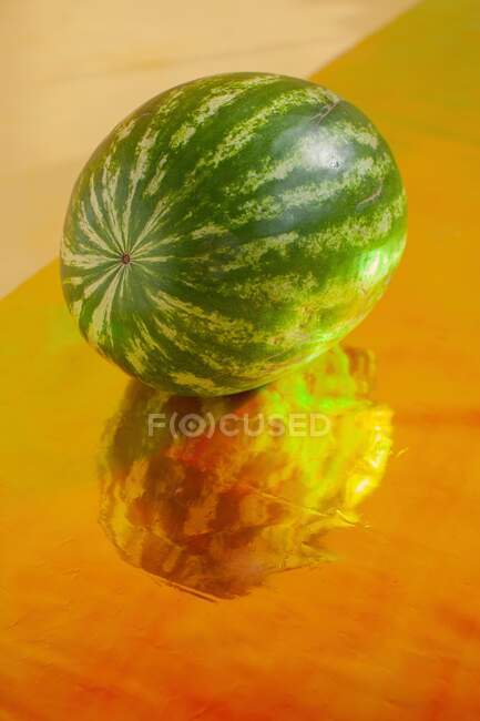 Reflexão de uma melancia na folha metálica holográfica — Fotografia de Stock